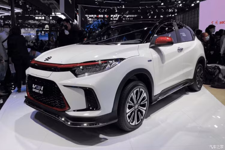 Không chỉ là sàn diễn của những mẫu xe chạy xăng dầu truyền thống, Triển lãm Ô tô Bắc Kinh 2020 còn là một sân khấu lớn đối với những mẫu xe điện tân tiến, đang xuất hiện ngày một nhiều ở thị trường xe nước này. Liên doanh GAC-Honda lần này đã giới thiệu mẫu xe điện Everus VE-1 Sport EV.