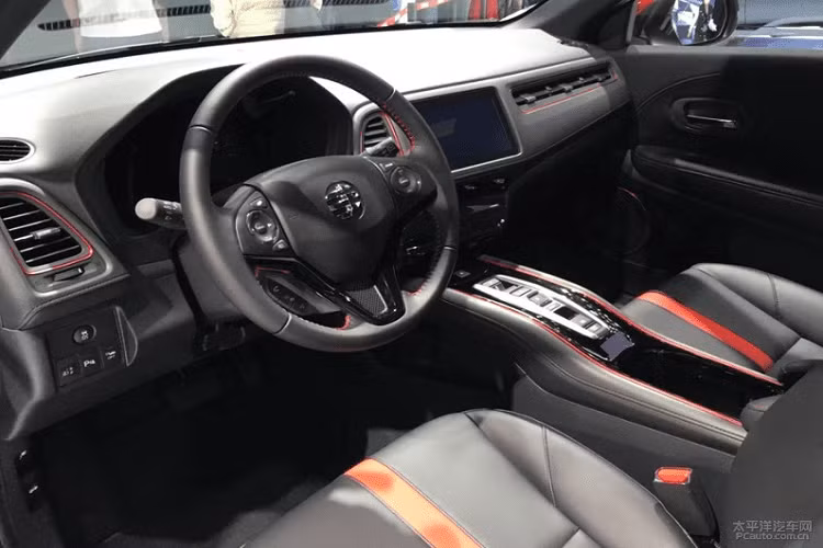 Nội thất của Everus VE-1 Sport EV trông rất cơ bản, nhưng vẫn mang phong cách của những mẫu xe Honda thế hệ mới hiện nay.