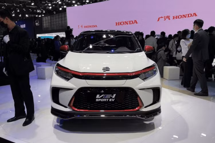 Xe được bán ở thị trường xe Trung Quốc ngay từ lúc này, giá xe Everus VE-1 Sport EV là 173.800 nhân dân tệ (tương đương 591 triệu đồng).