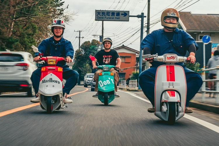 Yoshitaka Suenaga, 40 tuổi, chủ nhân của một chiếc Honda AF09 Super Tact độ theo kiểu xe tải Dekotora, cho biết xe kiểu này rất dễ lái và có bạn chạy cùng thì cực vui. Mr 310C, 40 tuổi, chia sẻ rằng phong cách độ của anh ấy được ảnh hưởng bởi các tay đua đường phố Nhật Bản thời xưa, và hứng thú độ cả động cơ chứ không chỉ hình thức bên ngoài.