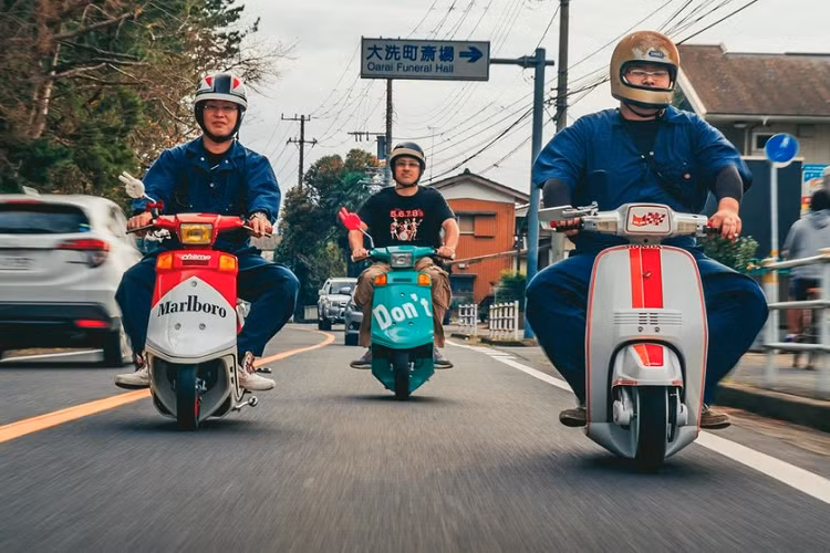 Yoshitaka Suenaga, 40 tuổi, chủ nhân của một chiếc Honda AF09 Super Tact độ theo kiểu xe tải Dekotora, cho biết xe kiểu này rất dễ lái và có bạn chạy cùng thì cực vui. Mr 310C, 40 tuổi, chia sẻ rằng phong cách độ của anh ấy được ảnh hưởng bởi các tay đua đường phố Nhật Bản thời xưa, và hứng thú độ cả động cơ chứ không chỉ hình thức bên ngoài.