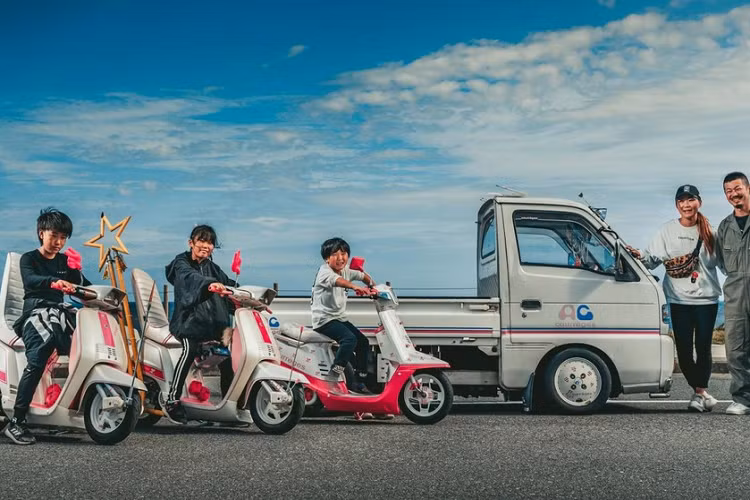 Để có được dáng đứng thấp như ta thấy trong hình, dân độ xe đã tháo bỏ lò xò phía sau, do vậy công việc giảm chấn giờ đây phụ thuộc hoàn toàn vào ghế ngồi, lốp xe và các mảnh sụn nhỏ giữa các đốt sống của người lái. Sau đó, chiếc xe còn được bổ sung cánh gió, đèn pha độ, ống xả kiểu bōsōzoku kêu càng to càng tốt, và sơn trang trí hoặc dán đề can một cách điên rồ.