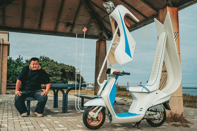 Phong trào độ xe tay ga ở Nhật Bản đã thực sự lan rộng ở cuối thập niên 1970 và đầu 1980, khi văn hóa độ xe máy và xe ô tô đạt tới đỉnh điểm. Bởi dễ độ, những chiếc xe tay ga nhỏ bé, thường chỉ trang bị động cơ 2 thì 50 cc, bắt đầu mang trên mình các chi tiết thay đổi đặc trưng, điển hình là việc thiếu hoàn toàn hệ thống treo.