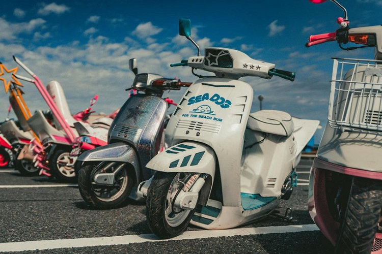 Được gọi là “gentsuki”, xe scooter là một phương tiện dễ tiếp cận và giá rẻ đối với các con đường đông đúc của Nhật Bản. Nhưng cũng giống như mọi loại phương tiện giao thông khác ở nơi đây, chúng cũng tạo nên một văn hóa độ xe ga Nhật đặc thù, và là một cách để người lái thể hiện cá tính riêng của họ.