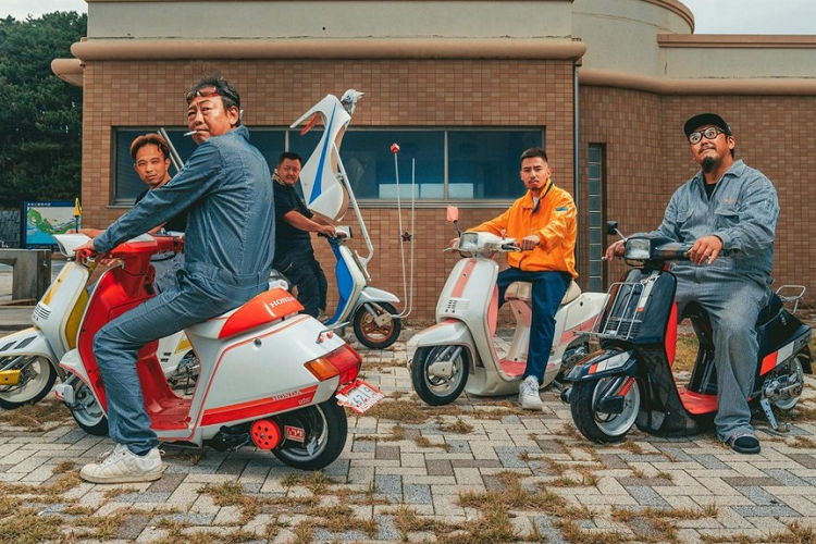 Butaketsu, 42 tuổi, nói rằng nhóm độ xe Honda Tact của mình luôn chú ý tới từng chi tiết xe, cố gắng giữ mọi thứ đúng chất cổ phù hợp tuổi xe, đồng thời khéo léo bổ sung phụ tùng hiện đại