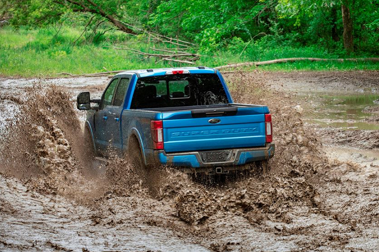 Cụ thể, những hình ảnh thu thập được tiết lộ một thiết kế mới cho hệ thống đánh lái 4 bánh trên chiếc Ford F-Series Super Duty mới – một tính năng cực kỳ phổ biến trên hàng loạt các mẫu siêu xe thể thao như Porsche 911, Lamborghini Aventador SVJ hay Bugatti Chiron.