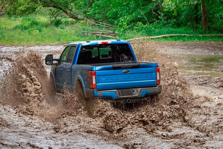 Cụ thể, những hình ảnh thu thập được tiết lộ một thiết kế mới cho hệ thống đánh lái 4 bánh trên chiếc Ford F-Series Super Duty mới – một tính năng cực kỳ phổ biến trên hàng loạt các mẫu siêu xe thể thao như Porsche 911, Lamborghini Aventador SVJ hay Bugatti Chiron.