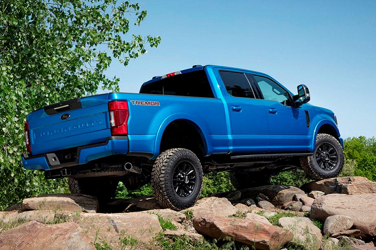 Về hệ thống treo, cấu trúc mới không chỉ cho phép các bánh sau đánh lái theo thanh trục mà còn nâng cấp hiệu năng tổng thể của mẫu bán tải hạng nặng. Cấu trúc hình học Ackermann luôn đảm bảo các bánh xe sẽ đi đúng theo hướng đã định mỗi khi vào cua. Mỗi khi phát hiện hiện tượng chệch hướng, hệ thống trục – bánh sẽ tự động cân bằng lực để đưa phương tiện trở lại đúng quỹ đạo.