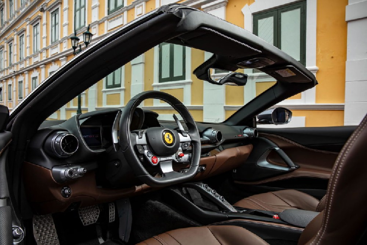 Siêu xe Ferrari 812 GTS ra mắt tại Thái Lan có thể xem là một ân huệ mà hãng xe Ý dành cho các khách hàng của họ. Trên các phiên bản cao cấp trước đó như Ferrari 599 GTB hay Ferrari F12 Berlinetta đều không có phiên bản mui trần. Điểm khác biệt cơ bản nhất của Ferrari 812 GTS và Ferrari 812 Superfast tại Việt Nam chính là phần mui xếp cứng của Ferrari 812 GTS có thể đóng và mở tuỳ chỉnh theo ý thích của chủ xe.