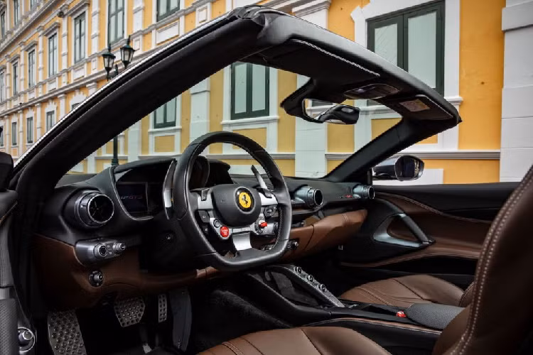 Siêu xe Ferrari 812 GTS ra mắt tại Thái Lan có thể xem là một ân huệ mà hãng xe Ý dành cho các khách hàng của họ. Trên các phiên bản cao cấp trước đó như Ferrari 599 GTB hay Ferrari F12 Berlinetta đều không có phiên bản mui trần. Điểm khác biệt cơ bản nhất của Ferrari 812 GTS và Ferrari 812 Superfast tại Việt Nam chính là phần mui xếp cứng của Ferrari 812 GTS có thể đóng và mở tuỳ chỉnh theo ý thích của chủ xe.