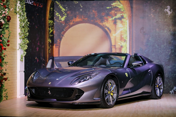 Các đại gia Việt hiện đang sở hữu hai chiếc siêu xe mạnh nhất của Ferrari hiện nay là dòng xe 812 Superfast, tuy nhiên, hiện chưa rõ có nhà giàu nào tại dải đất hình chữ S có ý định lên kế hoạch tậu siêu xe Ferrari 812 GTS, mẫu xe mui trần của Ferrari 812 Superfast hay chưa. Chỉ biết rằng, sự ra mắt của siêu xe mui trần hoàn toàn mới Ferrari 812 GTS tại đất nước xứ sở chùa Vàng đã khiến không ít đại gia Việt "thèm thuồng".