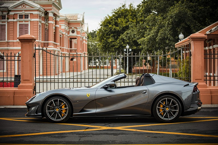 Cặp đôi siêu xe mui trần Ferrari ra mắt tại Thái Lan. Kế bên Ferrari 812 GTS chính là Ferrari 488 Spider có giá bán tại Thái Lan từ 19 tỷ đồng. Nếu so với "trái tim" của đối thủ trực tiếp là Lamborghini Aventador S LP740-4 Roadster, thông số công suất tối đa của Ferrari 812 GTS cao hơn đến 49 mã lực, trong khi mô-men xoắn cực đại của hai chiếc siêu xe mui trần hàng đỉnh này là tương đương nhau.