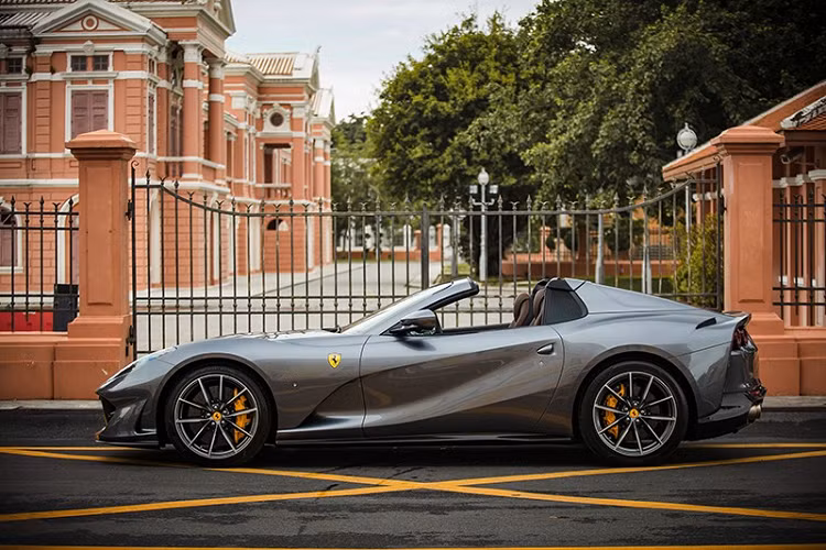 Cặp đôi siêu xe mui trần Ferrari ra mắt tại Thái Lan. Kế bên Ferrari 812 GTS chính là Ferrari 488 Spider có giá bán tại Thái Lan từ 19 tỷ đồng. Nếu so với "trái tim" của đối thủ trực tiếp là Lamborghini Aventador S LP740-4 Roadster, thông số công suất tối đa của Ferrari 812 GTS cao hơn đến 49 mã lực, trong khi mô-men xoắn cực đại của hai chiếc siêu xe mui trần hàng đỉnh này là tương đương nhau.