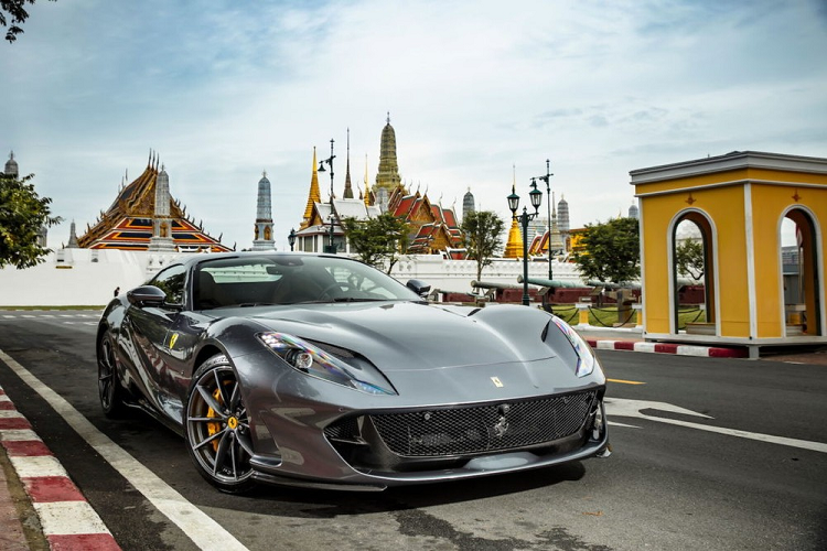 Siêu xe mui trần Ferrari 812 GTS có khả năng tăng tốc từ vị trí đứng yên lên 100 km/h chỉ trong thời gian 2,9 giây, từ 0-200 km/h là trong 8,3 giây, trước khi đạt tốc độ tối đa là 340 km/h. Các thông số này tương đương với phiên bản Ferrari 812 Superfast.