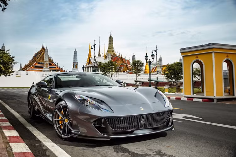 Siêu xe mui trần Ferrari 812 GTS có khả năng tăng tốc từ vị trí đứng yên lên 100 km/h chỉ trong thời gian 2,9 giây, từ 0-200 km/h là trong 8,3 giây, trước khi đạt tốc độ tối đa là 340 km/h. Các thông số này tương đương với phiên bản Ferrari 812 Superfast.