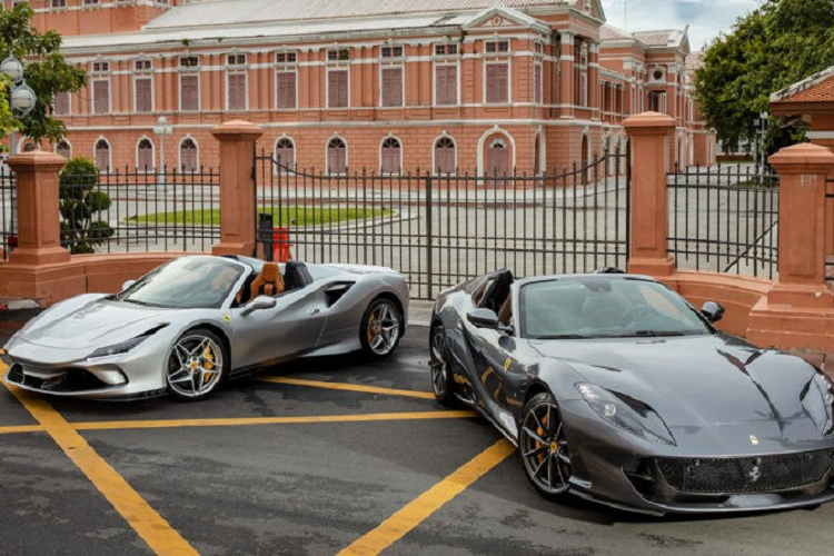 Phần mui xếp điện của siêu xe mui trần Ferrari 812 GTS có khả năng đóng hoặc mở chỉ trong thời gian 14 giây. Ngay cả khi xe lăn bánh, thao tác đóng và mở mui vẫn có thể thực hiện được nhưng phải đảm bảo chiếc Ferrari 812 GTS đang hoạt động ở vận tốc dưới 45 km/h. Siêu xe Ferrari 812 GTS là chiếc xe mui trần mạnh mẽ nhất có thể được mua một cách dễ dàng ở thời điểm hiện tại. Sử dụng động cơ V12, hút khí tự nhiên, dung tích 6.5 lít nên siêu xe mui trần của Ferrari 812 Superfast sở hữu công suất tối đa 789 mã lực đi cùng mô-men xoắn cực đại 718 Nm.