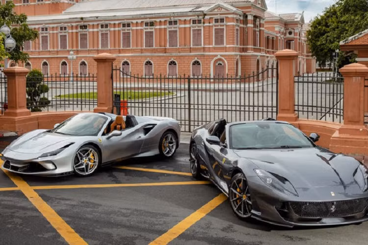 Phần mui xếp điện của siêu xe mui trần Ferrari 812 GTS có khả năng đóng hoặc mở chỉ trong thời gian 14 giây. Ngay cả khi xe lăn bánh, thao tác đóng và mở mui vẫn có thể thực hiện được nhưng phải đảm bảo chiếc Ferrari 812 GTS đang hoạt động ở vận tốc dưới 45 km/h. Siêu xe Ferrari 812 GTS là chiếc xe mui trần mạnh mẽ nhất có thể được mua một cách dễ dàng ở thời điểm hiện tại. Sử dụng động cơ V12, hút khí tự nhiên, dung tích 6.5 lít nên siêu xe mui trần của Ferrari 812 Superfast sở hữu công suất tối đa 789 mã lực đi cùng mô-men xoắn cực đại 718 Nm.