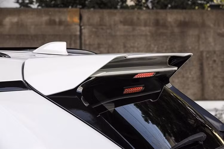 Dành cho những khách hàng mong muốn một mẫu RAV4 nổi bật giữa đám đông, nhà độ Nhật Bản - Kuhl Racing, từng nổi tiếng với chiếc Nissan GT-R nạm vàng, mang tới cho RAV4 sự lột xác hoàn toàn với bộ body kit hoàn toàn mới. 