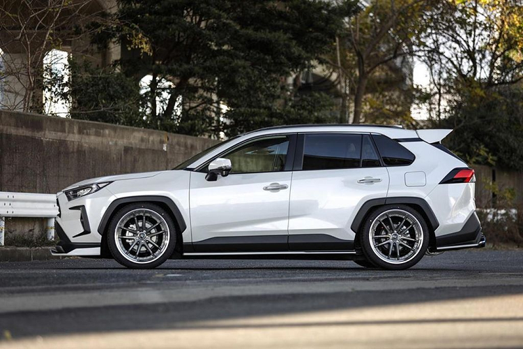 Tổng công suất của mẫu xe SUV Toyota RAV4 GR mới được công bố ở mức 302 mã lực – vượt trội hơn 83 mã lực so với phiên bản tiêu chuẩn, cho phép chiếc xe tăng tốc từ 0 lên 100 km/h chỉ trong 5,8 giây.