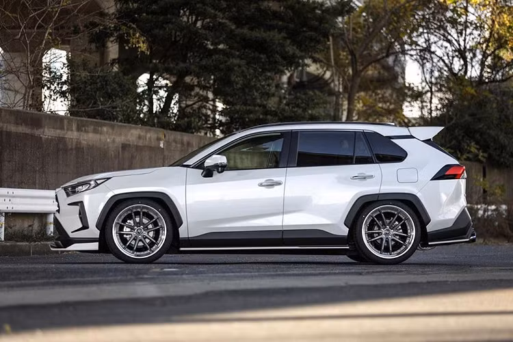 Tổng công suất của mẫu xe SUV Toyota RAV4 GR mới được công bố ở mức 302 mã lực – vượt trội hơn 83 mã lực so với phiên bản tiêu chuẩn, cho phép chiếc xe tăng tốc từ 0 lên 100 km/h chỉ trong 5,8 giây.