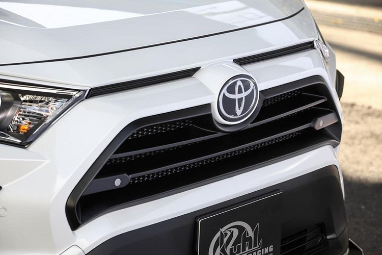 Đầu tiên, Kuhl Racing tăng cường cho khuôn mặt của RAV4 với một bộ lip và tấm lưới tản nhiệt trong khi mặt bên xuất hiện cùng các bộ vây, tạo nên một nhận diện thể thao rõ nét.