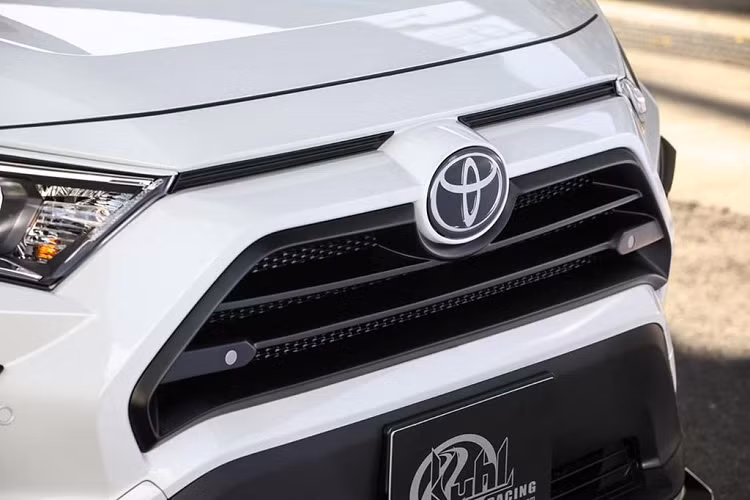 Đầu tiên, Kuhl Racing tăng cường cho khuôn mặt của RAV4 với một bộ lip và tấm lưới tản nhiệt trong khi mặt bên xuất hiện cùng các bộ vây, tạo nên một nhận diện thể thao rõ nét.
