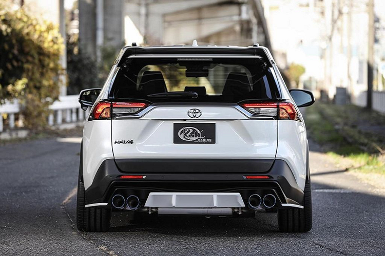 Thú vị hơn, RAV4 Prime trở thành mẫu xe mang thương hiệu Toyota nhanh thứ 2 lịch sử, chỉ xếp sau mẫu Toyota GR Supra 2020. Bên cạnh đó, phiên bản SE mới ra mắt xuất hiện với một thiết kế lưới tản nhiệt độc đáo và cụm cản trước thiết kế riêng, mang tới cho RAV4 một diện mạo thể thao hơn. 