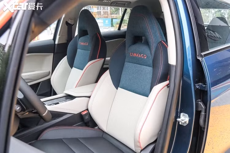 Nội thất xe lắp đặt một bảng đồng hồ kỹ thuật số và màn hình thông tin giải trí trung tâm lớn