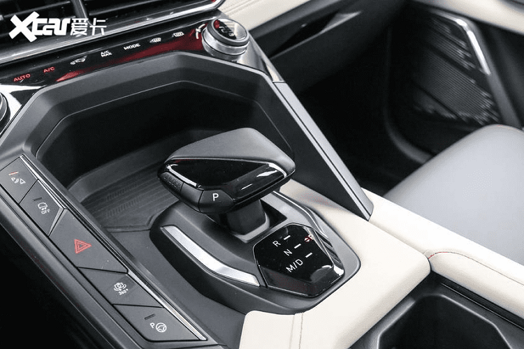 Cụm điều khiển trung tâm trông rất sang trọng với hàng loạt nút bấm đặt bên trái. Lớp da bọc màu trắng trên mặt táp lô trông cũng rất vừa mắt.