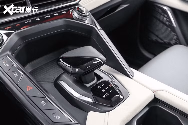 Cụm điều khiển trung tâm trông rất sang trọng với hàng loạt nút bấm đặt bên trái. Lớp da bọc màu trắng trên mặt táp lô trông cũng rất vừa mắt.