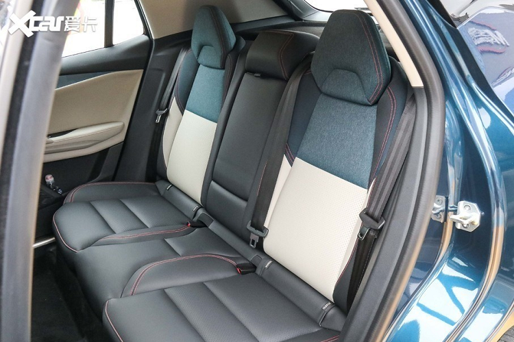 Ở khía cạnh máy móc, Lynk &amp; Co 06 có trang bị một động cơ tăng áp 3 xi-lanh dung tích 1.5 lít sản sinh 177 mã lực và 265 Nm mô-men xoắn cực đại. Động cơ này hoạt động phối hợp với một hộp số DCT 7 cấp và hệ dẫn động cầu trước.