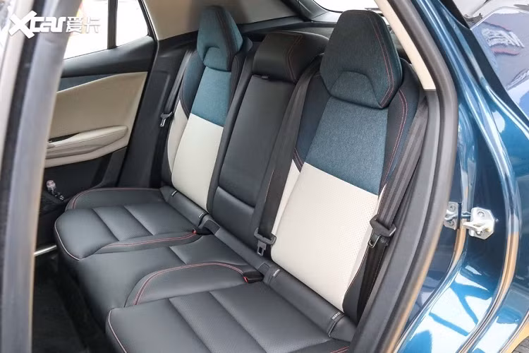 Ở khía cạnh máy móc, Lynk &amp; Co 06 có trang bị một động cơ tăng áp 3 xi-lanh dung tích 1.5 lít sản sinh 177 mã lực và 265 Nm mô-men xoắn cực đại. Động cơ này hoạt động phối hợp với một hộp số DCT 7 cấp và hệ dẫn động cầu trước.