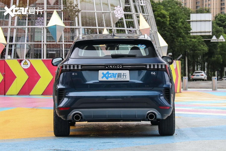 Thiết kế đuôi xe Lynk &amp; Co 06 cũng thể hiện tính hiện đại, năng động. Lynk &amp; Co 06 nhắm tới những người mua trẻ trung, ưa thích công nghệ mới