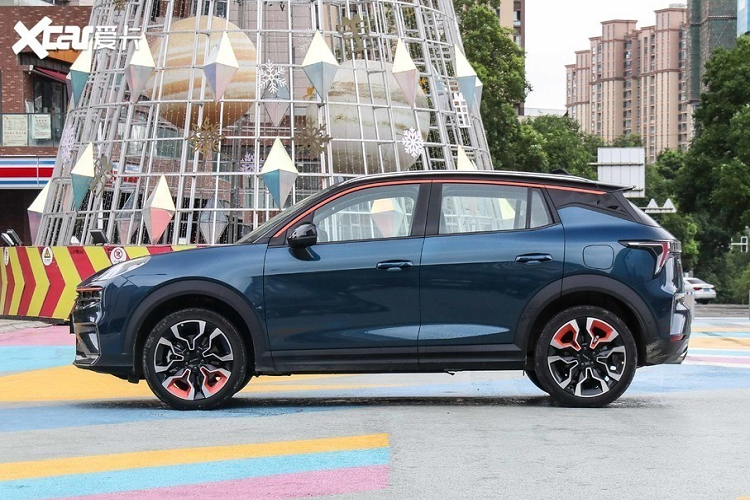 Cuối cùng, giá xe Lynk &amp; Co 06 khởi điểm từ 120.600 nhân dân tệ và kết thúc ở 145.600 nhân dân tệ (tương đương 408 – 492 triệu đồng).