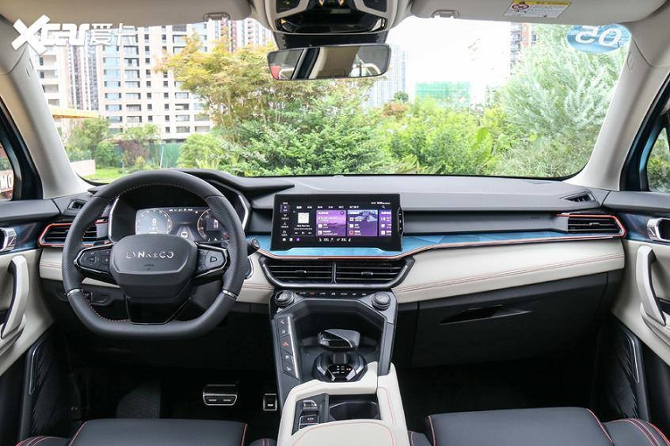 Nội thất của Lynk &amp; Co 06 trông rất hiện đại và gọn gàng. Cả bảng đồng hồ và màn hình thông tin giải trí 10,25 inch đều là mượn từ Boyue nhưng nhìn chung là được phối hợp tốt những chi tiết khác, giúp tạo nên một không gian nội thất hòa hợp đồng nhất.