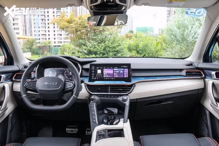 Nội thất của Lynk &amp; Co 06 trông rất hiện đại và gọn gàng. Cả bảng đồng hồ và màn hình thông tin giải trí 10,25 inch đều là mượn từ Boyue nhưng nhìn chung là được phối hợp tốt những chi tiết khác, giúp tạo nên một không gian nội thất hòa hợp đồng nhất.