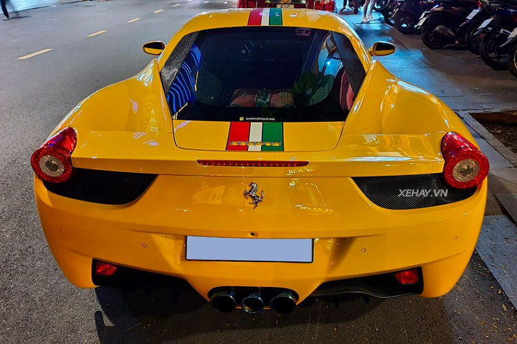Ferrari 458 Italia sở hữu bộ la-zăng màu đen 5 chấu hình ngôi sao kết hợp với hệ thống phanh với đĩa gốm-carbon. Nhờ đó, siêu xe này có khả năng hãm phanh hiệu quả ở tốc độ cao và độ mòn lâu hơn thông thường.