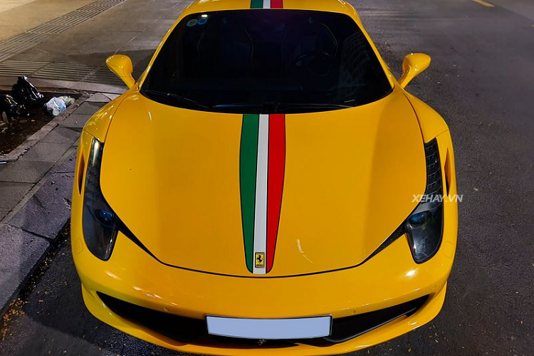 Chiếc Ferrari 458 Italia hàng hiếm trong bài viết là 1 trong 3 chiếc 458 Italia hiếm hoi tại TP.Hồ Chí Minh. Chiếc xe này đã được đưa về Việt Nam cách đây khá lâu nhưng rất hiếm khi người ta mới có dịp bắt gặp nó lăn bánh trên đường phố.