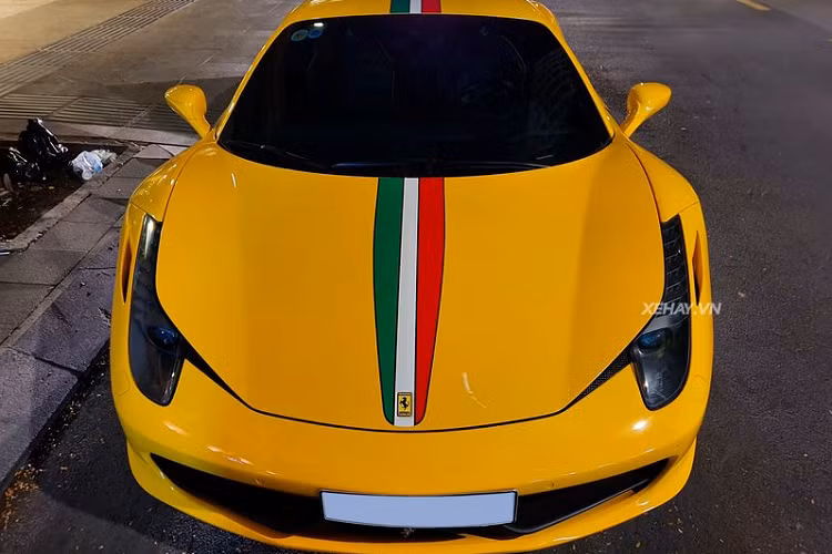 Chiếc Ferrari 458 Italia hàng hiếm trong bài viết là 1 trong 3 chiếc 458 Italia hiếm hoi tại TP.Hồ Chí Minh. Chiếc xe này đã được đưa về Việt Nam cách đây khá lâu nhưng rất hiếm khi người ta mới có dịp bắt gặp nó lăn bánh trên đường phố.
