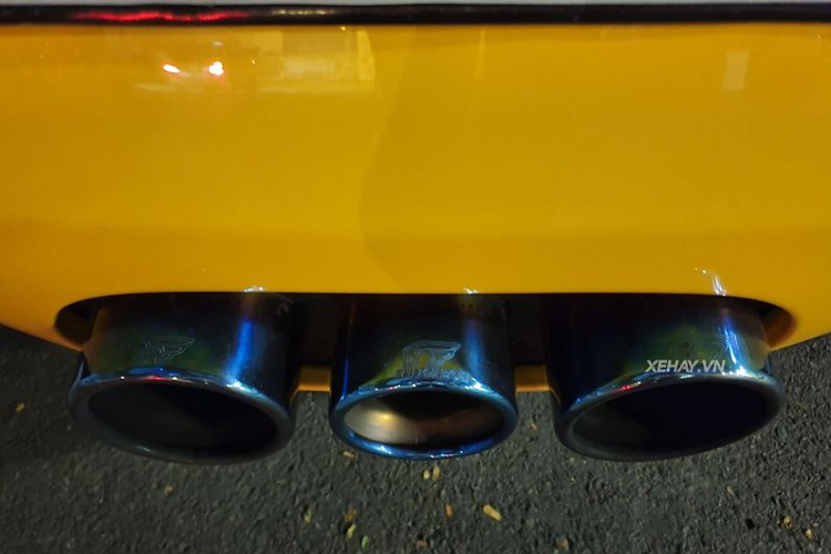 Chiếc Ferrari 458 Italia trong bài viết đã được chủ nhân nâng cấp bộ ống xả IPE ( Innotech Performance Exhaust ) để cho ra âm thanh to và uy lực hơn