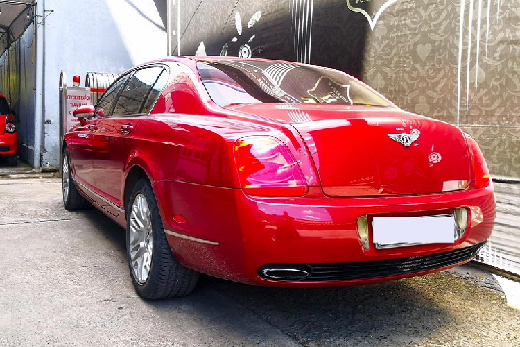 Ước tính số lượng xe sang Bentley phủ bụi tại Việt Nam cũng đã hơn 20 chiếc với nhiều phiên bản khác nhau nhưng hay bắt gặp nhất là dòng xe siêu sang 4 chỗ ngồi Continental Flying Spur, bên cạnh đó còn có các phiên bản khác như Bentley Mulsanne, Coupe siêu sang Bentley Continental GT cho đến mẫu xe mui trần Bentley Continental GTC.