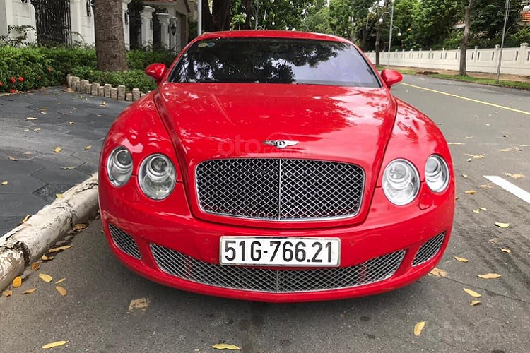 Cụ thể là chiếc Bentley Continental Flying Spur này đã được chủ nhân mang đến một garage để sửa chữa và tất nhiên là ngoại thất của xe đã được làm mới. Như vậy, hình ảnh chiếc xe siêu sang Bentley Continental Flying Spur từng đỗ ngoài sân, dưới một góc cây và ngoại thất bám đầy bụi chỉ còn là một ký ức.