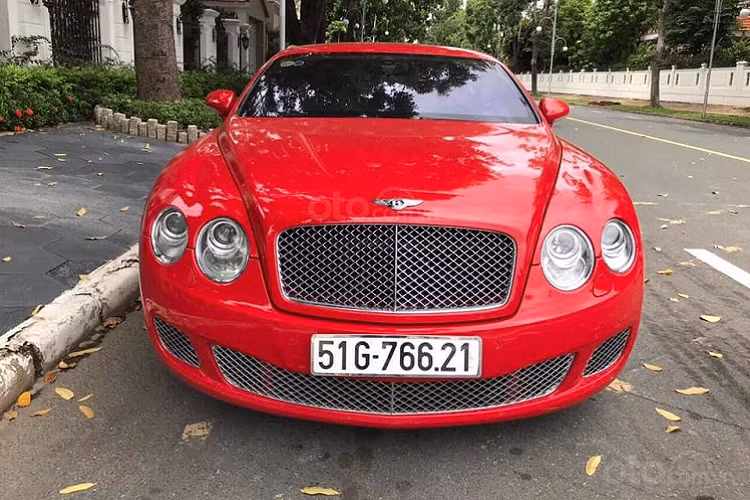 Cụ thể là chiếc Bentley Continental Flying Spur này đã được chủ nhân mang đến một garage để sửa chữa và tất nhiên là ngoại thất của xe đã được làm mới. Như vậy, hình ảnh chiếc xe siêu sang Bentley Continental Flying Spur từng đỗ ngoài sân, dưới một góc cây và ngoại thất bám đầy bụi chỉ còn là một ký ức.