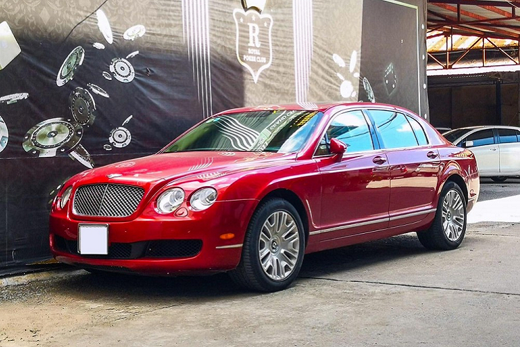 Tuye nhiên, mới đây chiếc xe siêu sang Bentley Continental bị bó xó dưới một gốc cây và ngoại thất bám đầy bụi ở Hải Phòng đã được chủ nhân mang đi tắm rửa sạch sẽ và làm mới ấn tượng (Hình ảnh mới nhất của chiếc Bentley Continental Flying Spur này được xuất chiện trên mạng xã hội).