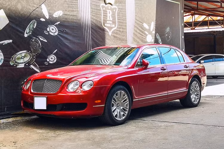 Tuye nhiên, mới đây chiếc xe siêu sang Bentley Continental bị bó xó dưới một gốc cây và ngoại thất bám đầy bụi ở Hải Phòng đã được chủ nhân mang đi tắm rửa sạch sẽ và làm mới ấn tượng (Hình ảnh mới nhất của chiếc Bentley Continental Flying Spur này được xuất chiện trên mạng xã hội).