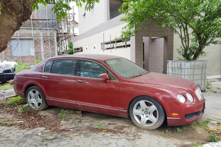 Có lẽ với nhiều bạn trẻ mê xe, hình ảnh đau lòng nhất có lẽ là các siêu xe, xe siêu sang không được chủ nhân sử dụng để xảy ra tình trạng ngoại thất đóng bụi dày đặc và còn đi kèm nhiều hỏng hóc khác. Tại thành phố Hải Phòng, chắc hẳn nhiều người dân đã quá quen thuộc trước hình ảnh một chiếc xe siêu sang Bentley Continental Flying Spur màu đỏ phủ bụi nhiều năm mà không được chủ nhân chăm sóc.