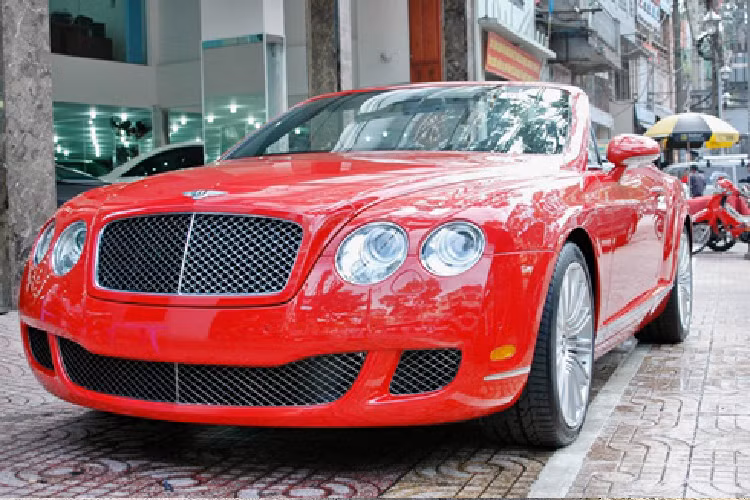 Hiện tại, chiếc xe siêu sang Bentley Continental Flying Spur này đã được chủ nhân mang đi tắm rửa sạch sẽ và còn thay cho xe "bộ móng" mới tinh. Nguyên bản, chiếc Bentley Continental Flying Spur màu đỏ sử dụng la-zăng 4 chấu đơn của bản cũ, và hiện tại xe mang bộ mâm đa chấu kép rất cá tính.