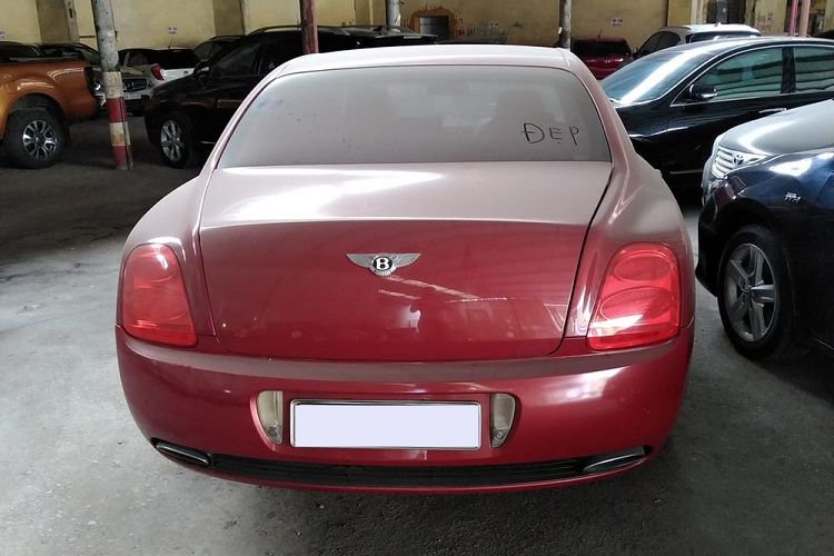 Giá xe Bentley Continental Flying Spur đời cũ hiện nay có mức bán ra dao động từ 2,4 đến 3,6 tỷ đồng, tuỳ theo "sức khoẻ" của xe và phải ra biển trắng. Một chiếc Bentley Continental Flying Spur lúc mới nhập về Việt Nam trong năm 2006 và 2007 có giá bán không dưới 8 tỷ đồng