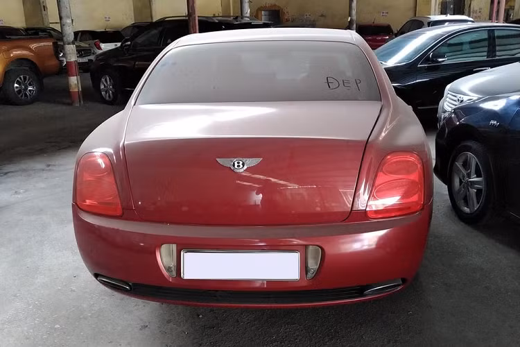 Giá xe Bentley Continental Flying Spur đời cũ hiện nay có mức bán ra dao động từ 2,4 đến 3,6 tỷ đồng, tuỳ theo "sức khoẻ" của xe và phải ra biển trắng. Một chiếc Bentley Continental Flying Spur lúc mới nhập về Việt Nam trong năm 2006 và 2007 có giá bán không dưới 8 tỷ đồng