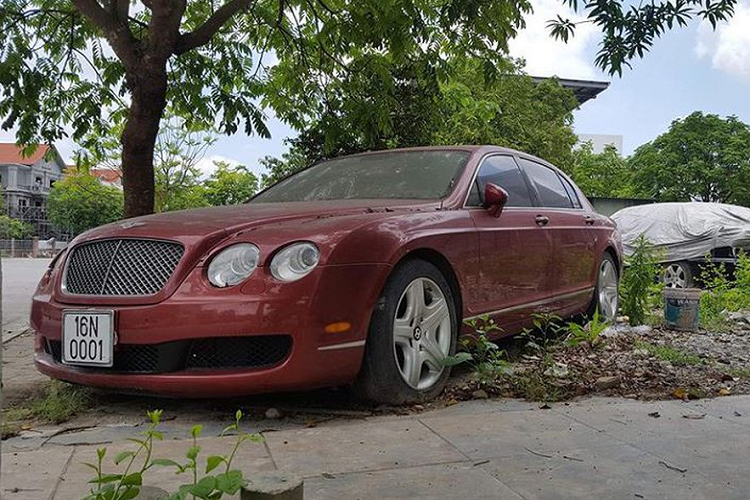 Không rõ nguyên nhân là gì, nhưng rõ ràng hình ảnh chiếc Bentley Continental Flying Spur này làm bạn với bụi trong nhiều năm đã khiến không ít người đau lòng. Tuy nhiên, gần đây khi giới mê xe tại Hải Phòng bắt gặp chiếc Bentley Continental Flying Spur cũ trong ngoại hình mới đầu sang chảnh đã khiến họ bất ngờ và ngạc nhiên.